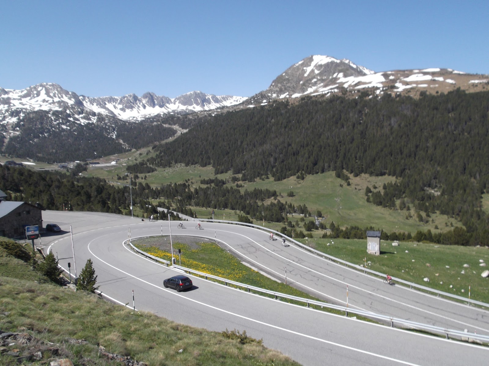 Ciclistas profesionales y equipos entrenando en Andorra 2024