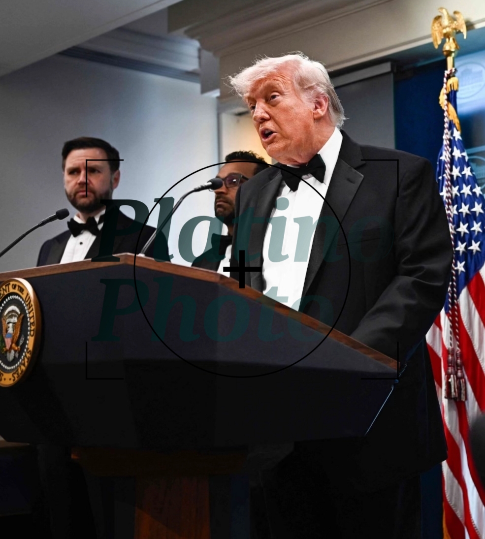 Video del presidente Trump se enfronta con la prensa tras su salida de Palm Beach, FL, 2 de mayo de 2026