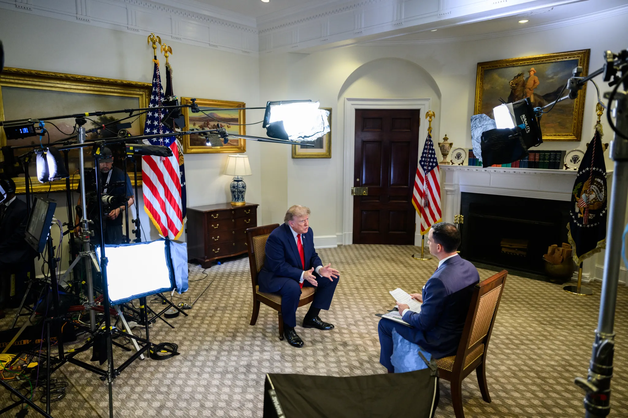 El presidente Donald J. Trump participa en una entrevista con Trey Yingst de Fox News